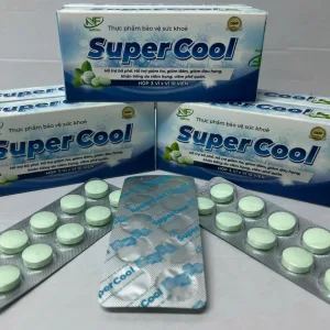 Hình các hộp và vỉ viên ngậm Super Cool Nutifine bày trên bàn, viên xanh nhạt, bao bì nổi bật.